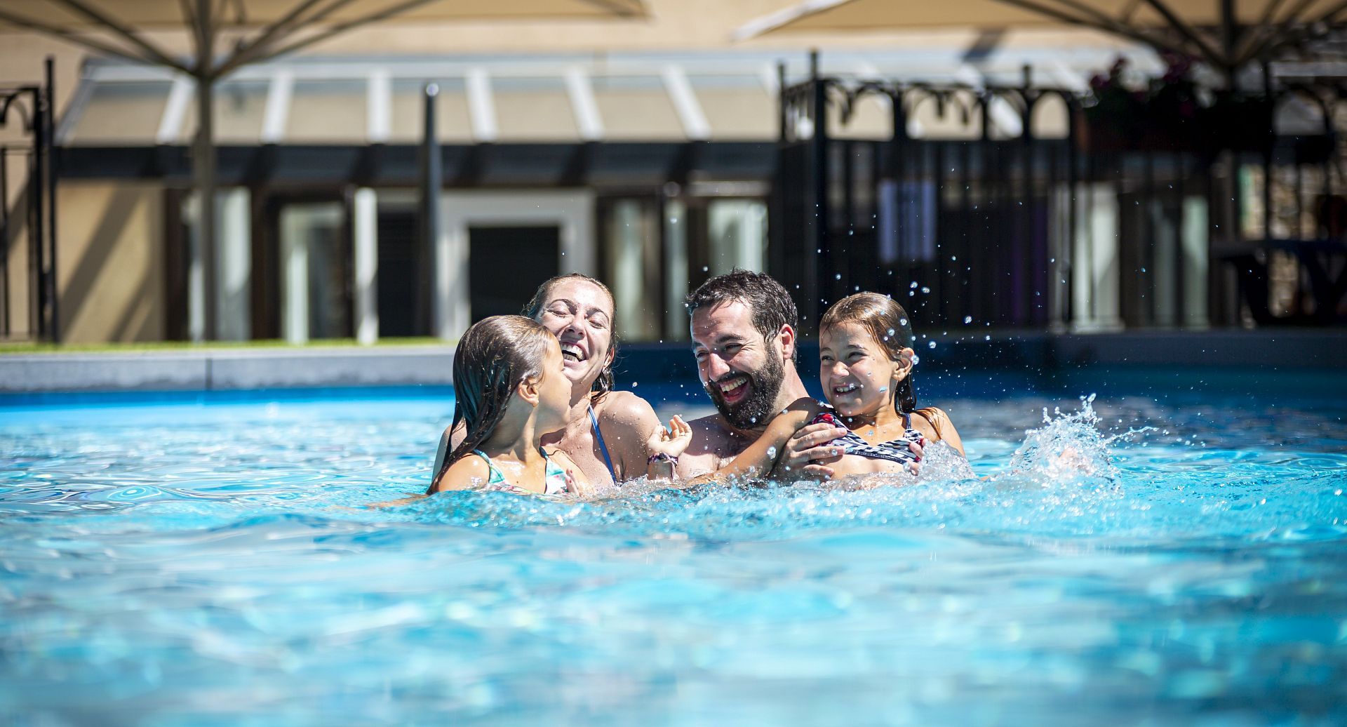 Piscina, montaña y relax para toda la familia